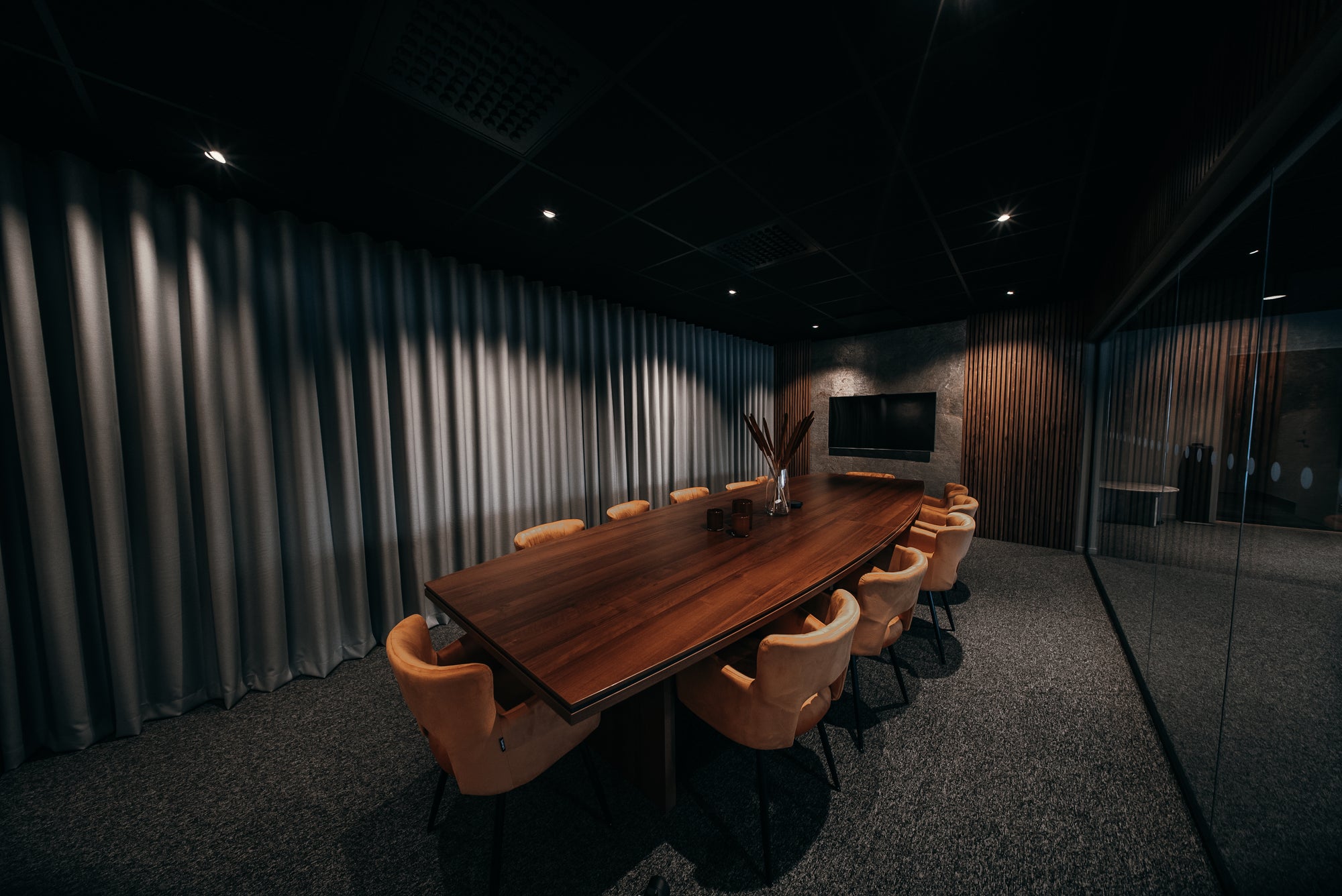 Salle de conférence à Falun : mur habillé de panneaux acoustiques en bois Cambois, vue 13