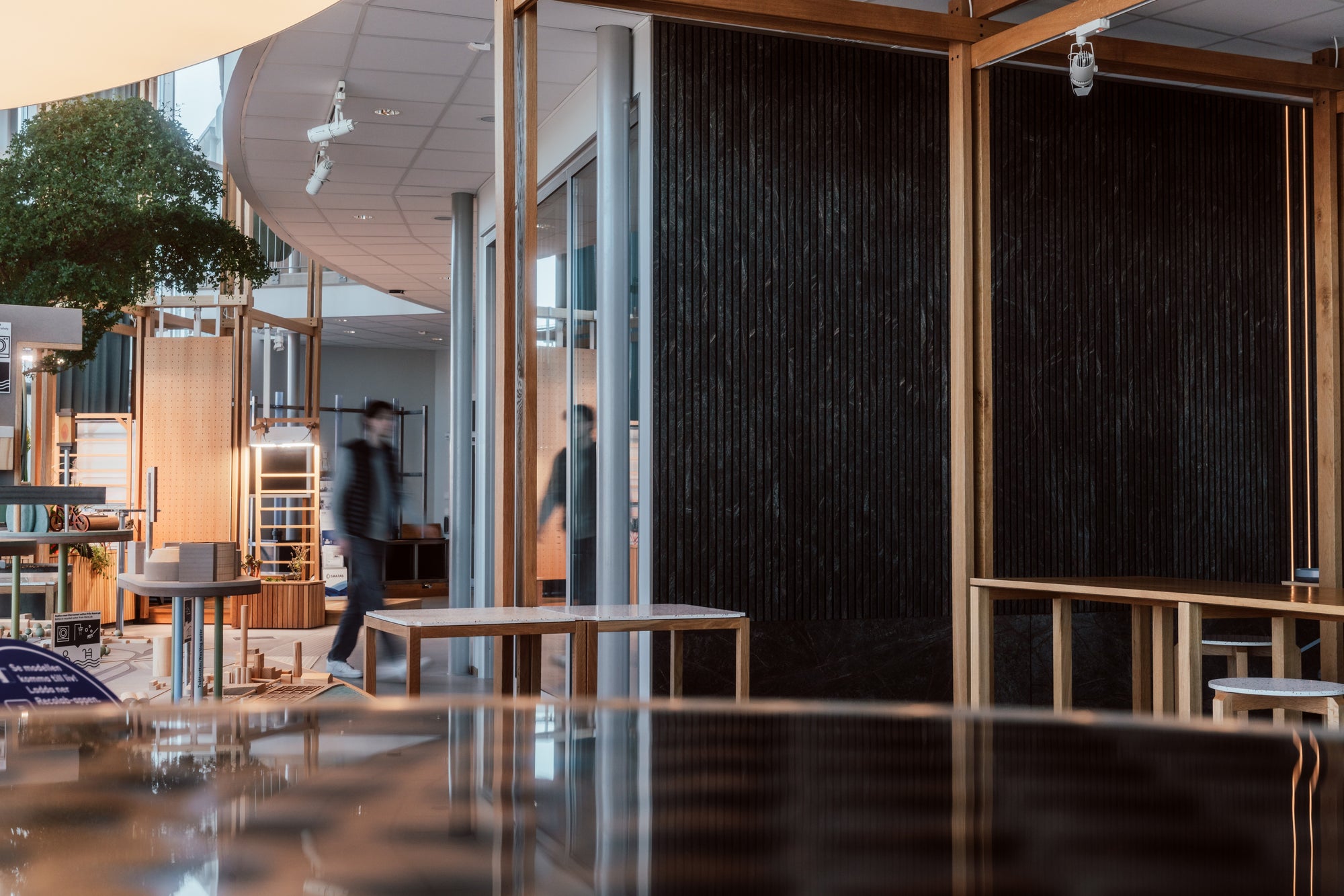 Bureaux RecoLab : mur habillé de panneaux muraux en pierre naturelle Cambois, vue 2